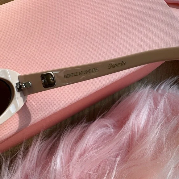 Gentle Monster Jentle Salon - Hush-P7 (Pink) AND Petite Cooing Charm - Picture 3 of 5